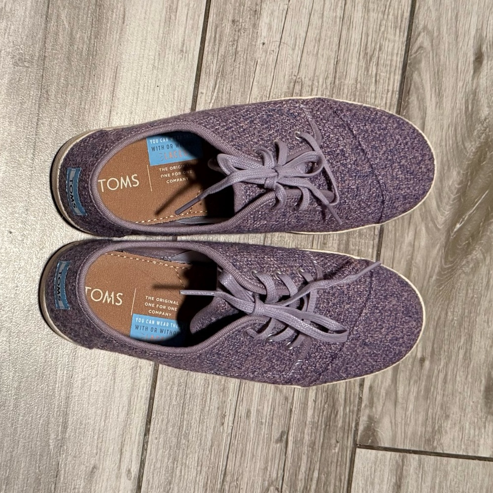 TOMS Purple Paseo Lace-Up Sneakers. EUC